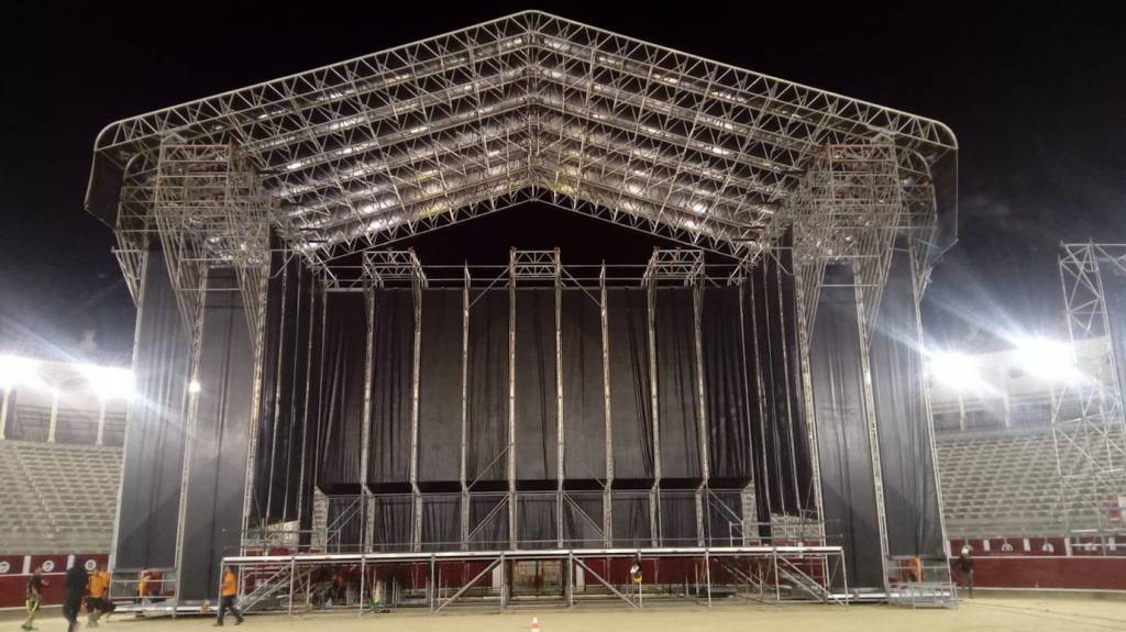 estructura de gran escenario para concierto